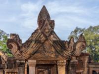 Geschwungener Giebel über Tor zum inneren Tempelbereich - Benteay Srei - Kambodscha